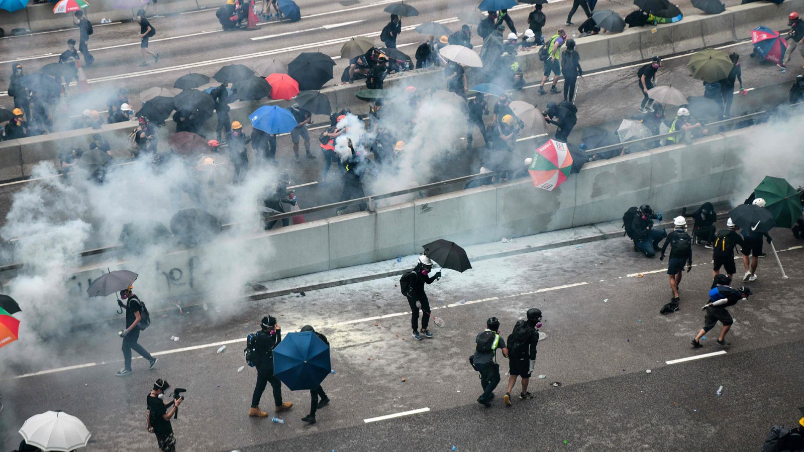 Telediario 1: Los manifestantes se enfrentan a la Policía durante una marcha no autorizada en Hong Kong | RTVE Play
