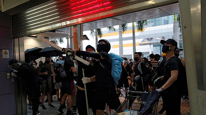 Telediario 1 - Nueva jornada de protestas en Hong Kong con los accesos al aeropuerto bloqueados por los manifestantes