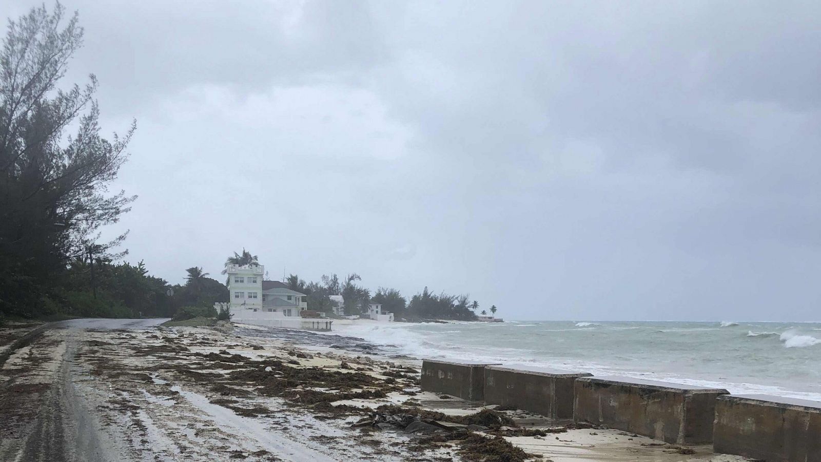 Telediario 1: El huracán Dorian azota las Bahamas con vientos de 300 kilómetros por hora | RTVE Play