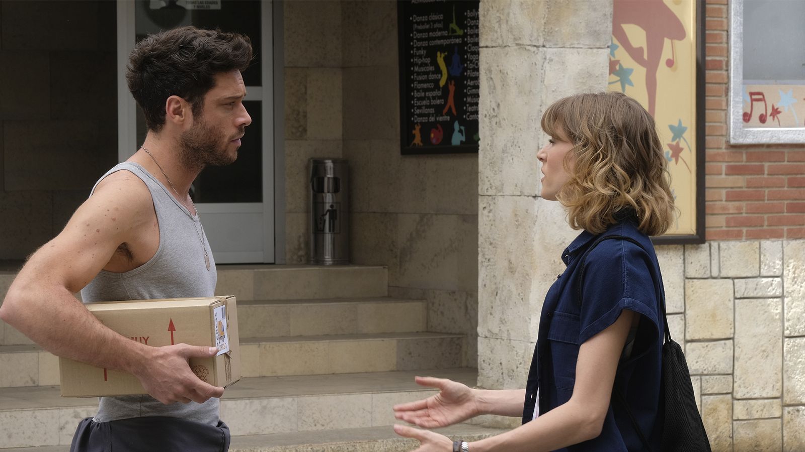 Álvaro y Silvia discuten en la plaza de La Parra