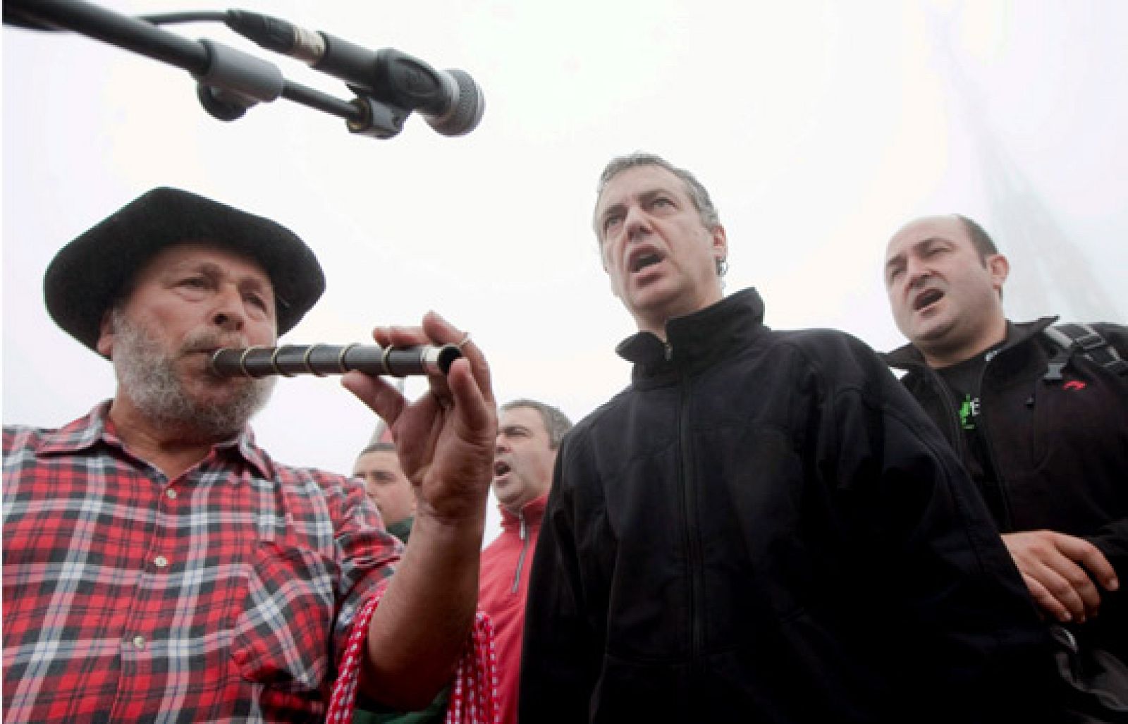 El presidente del EBB del PNV, Iñigo Urkullu, ha encabezado  una marcha montañera con ikurriñas organizada por su partido hasta la  Cruz del monte Gorbea, donde se desplegó una gran ikurriña y  manifestó que "Euskadi no es Perejil ni un islote estratégico en el  que algunos claven su estandarte como signo de conquista".
