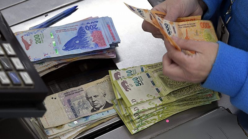 Argentina limita la disposición de efectivo a menos de 10.000 euros mensuales por persona | Ver