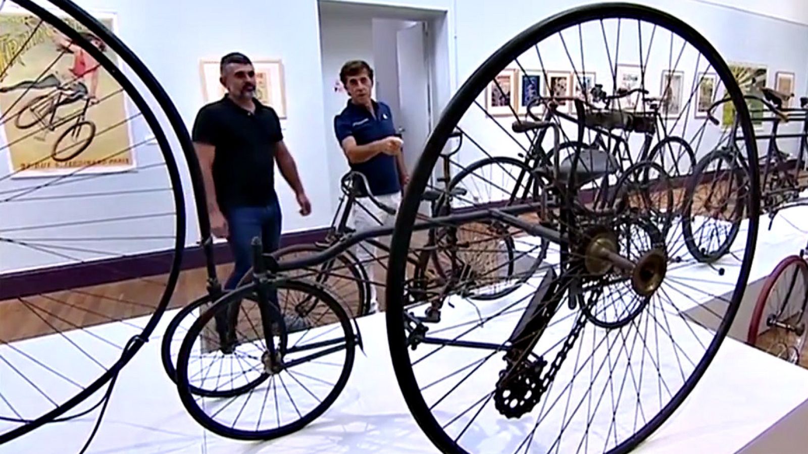 El artista y exciclista muestra a TVE las pinturas que ha dedicado a los grandes campeones de la bicicleta.