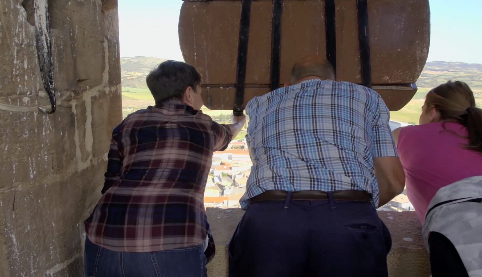 La Paisana - Eva Hache bandea las campanas de Artajona