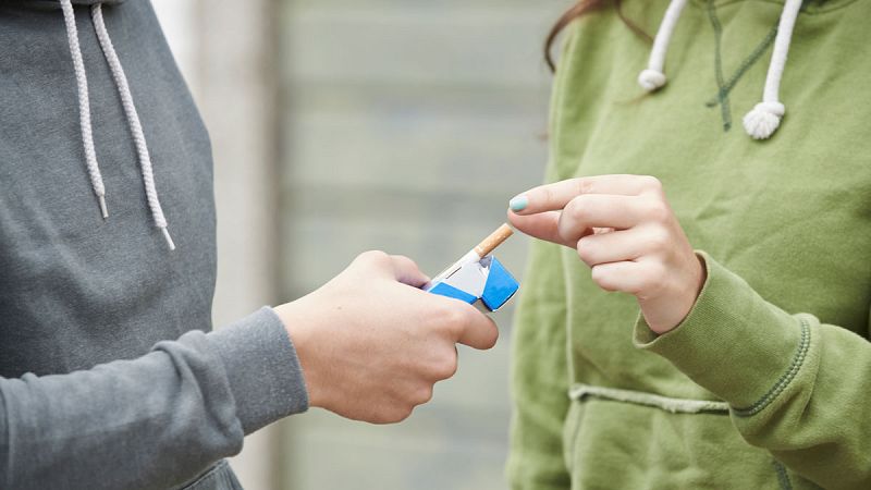 "El tabaco ata y te mata", es el lema de una nueva campaña del Ministerio de Sanidad. Quieren alertar de que todas las formas de consumo de tabaco, también las nuevas, son adictivas y muy perjudiciales para la salud. Es una campaña dirigida, sobre to