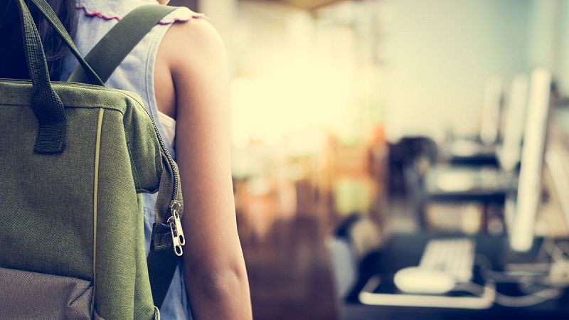 Poco a poco los alumnos se van incorporando a las clases estos días. Llegan cargados de mochilas y carritos... Los expertos advierten sobre las consecuencias para la salud de llevar demasiado peso, especialmente para la espalda, y recomiendan una hor