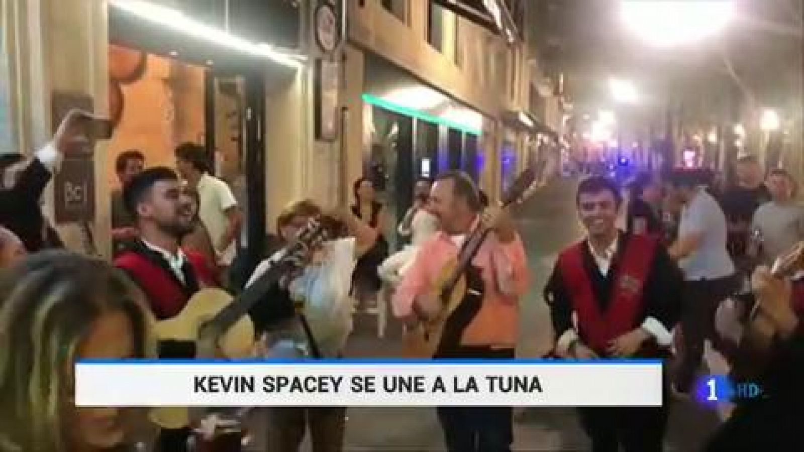 Telediario 1: Kevin Spacey canta 'La Bamba' junto a una tuna de Sevilla | RTVE Play