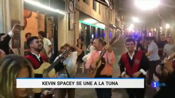 Telediario 1 - Kevin Spacey canta 'La Bamba' junto a una tuna de Sevilla
