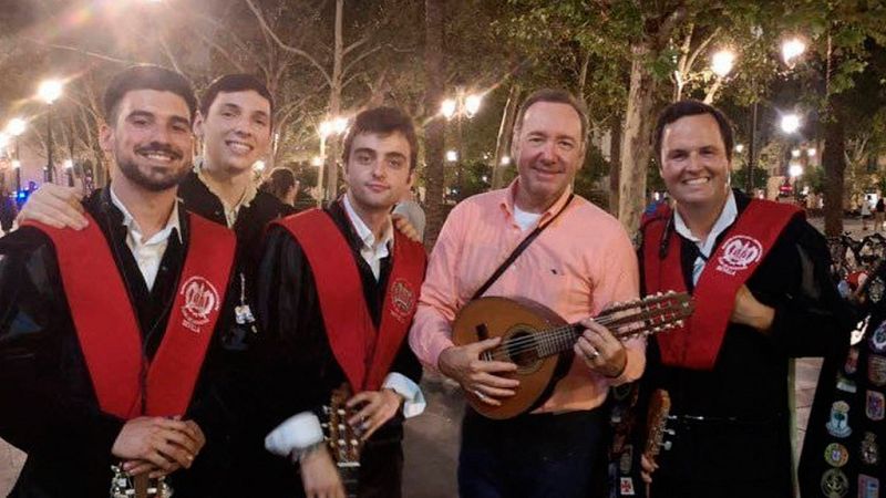 Kevin Spacey canta 'La Bamba' junto a una tuna de Sevilla