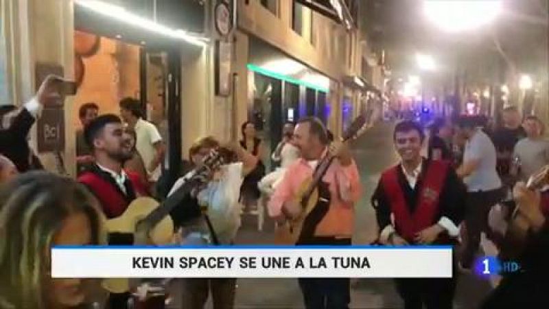 Kevin Spacey canta 'La Bamba' junto a una tuna de Sevilla