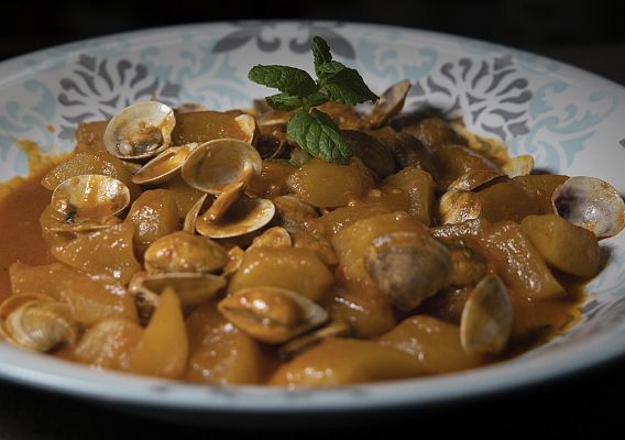 "Patatas con chirlas" de Dani García