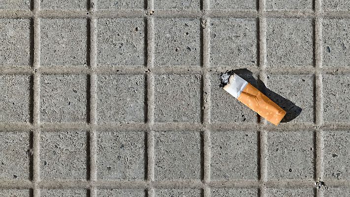 Telediario 1 - Portugal declara la guerra a las colillas