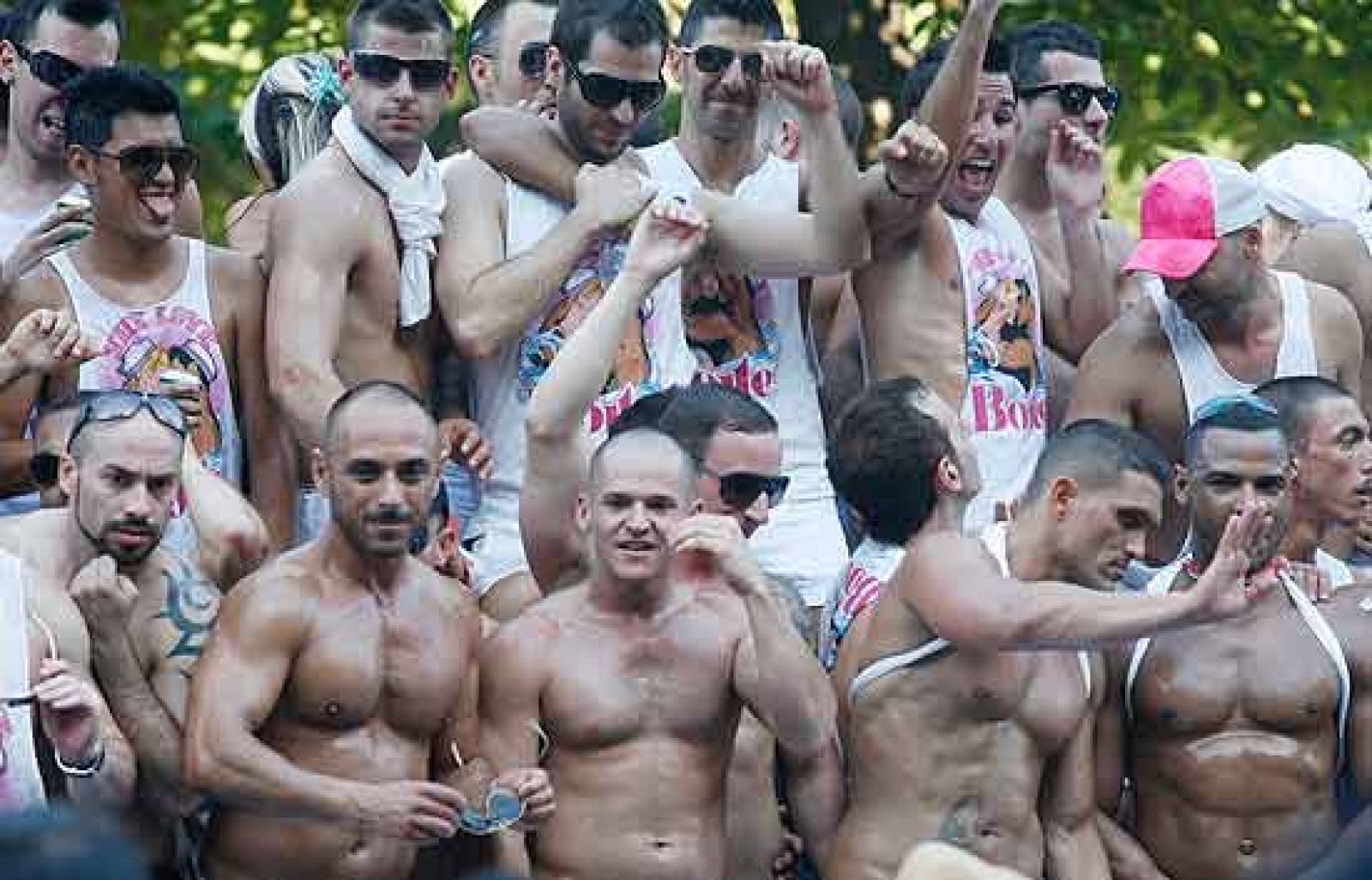En torno a un millón de personas han tomado parte en la marcha del Orgullo Gay que ha recorrido las calles del centro de Madrid. 