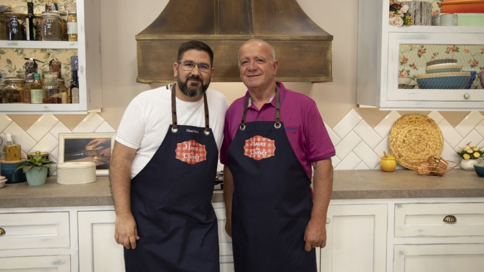 Hacer de comer - Macarrones con chorizo y pudin de manzana - ver ahora