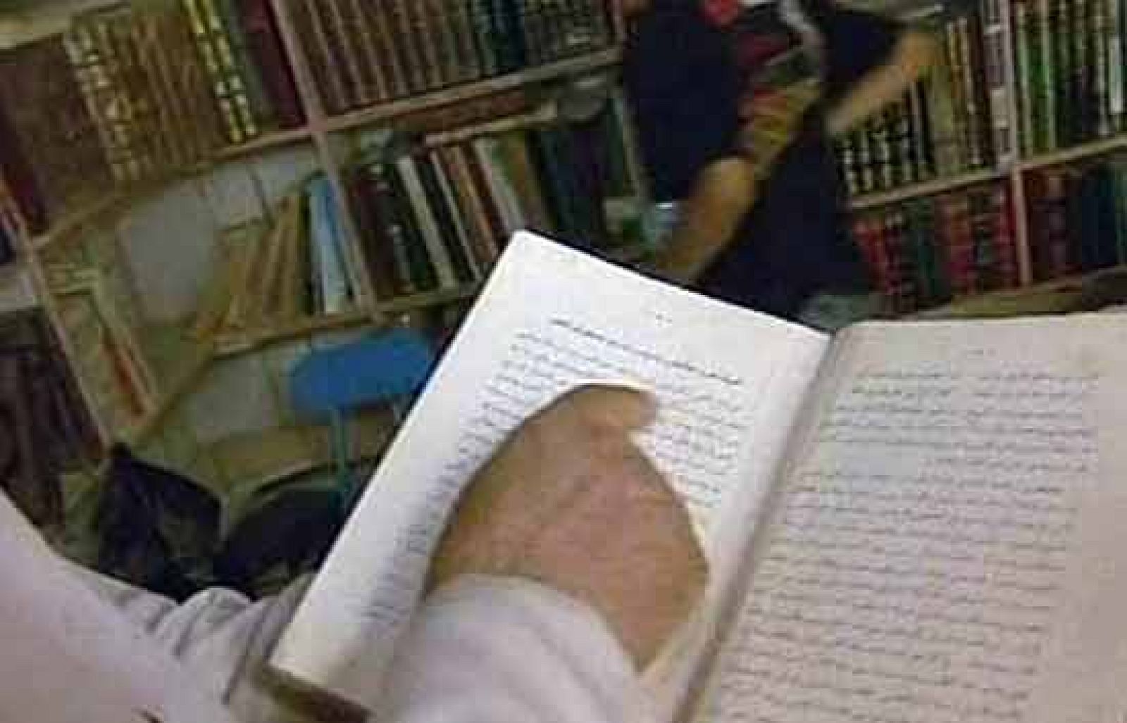 A pesar de los atentados que ha sufrido y de la escasez, el mercado de libros viejos de Bagdad sigue alimentando la pasión de los iraquíes por la literatura.