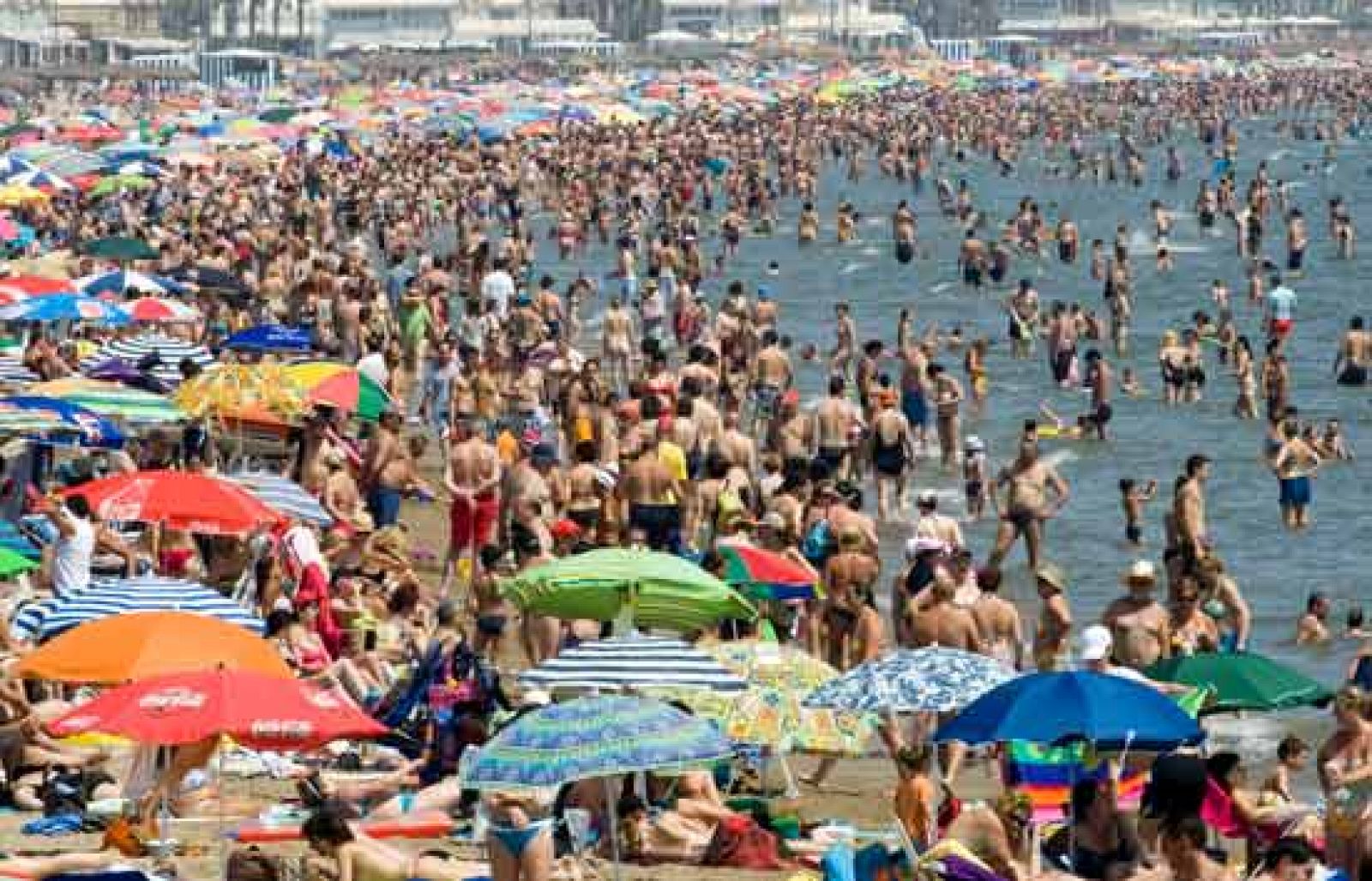 La Agencia Estatal de Meteorología (Aemet) mantiene la alerta por calor en algunas provincias españolas, principalmente del Levante. Para combatir las altas temperaturas, lo mejor es darse un chapuzón en el mar.