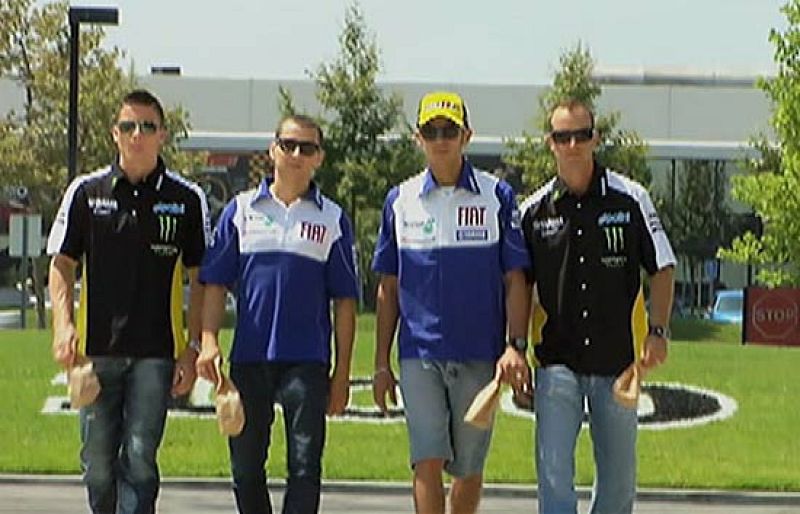 En realidad, los pilotos de Yamaha de MotoGP tienen una segunda profesión. Toseland es repartidor, Edwards es guardia de seguridad, Jorge Lorenzo es limpiacristales y Valentino Rossi, recepcionista.