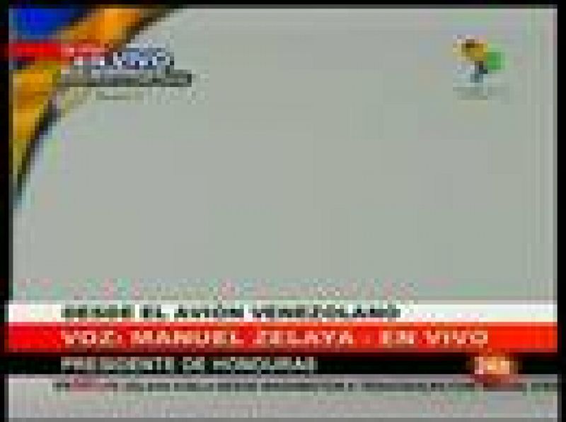 Los militares golpistas han bloqueado la pista del aeropuerto de Tegucigalpa para evitar el aterrizaje del presidente hondureño depuesto Manuel Zelaya. Mientras, dos de sus seguidores han muerto en enfrentamientos con las fuerzas del orden. 
