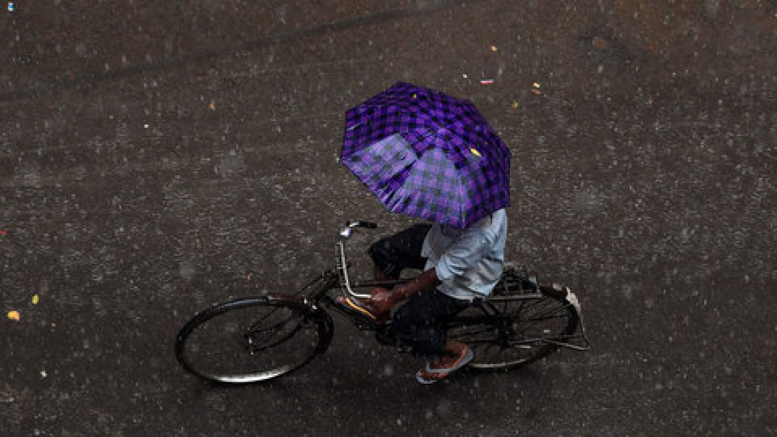 El tiempo: Temperaturas sin cambios con cinco provincias en riesgo por lluvias | RTVE Play