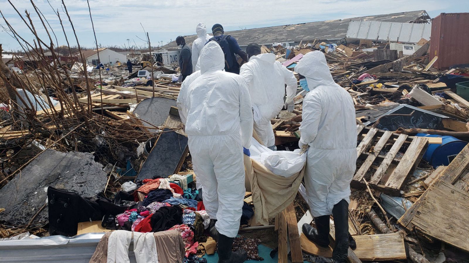 Una semana después del paso del devastador huracán Dorian, Bahamas se enfrenta a una crisis sin precedentes, con 70.000 personas sin hogar. La cifra oficial habla de 43 muertos, pero reconocen que serán muchos más.