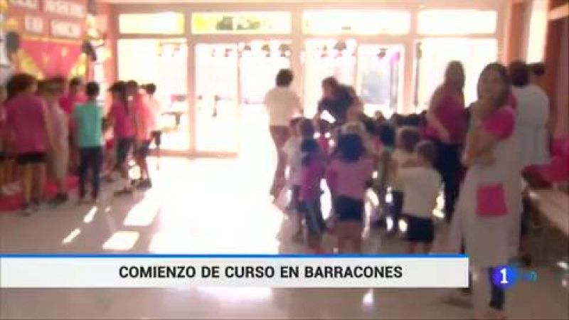 Miles de alumnos regresan a clase en aulas prefabricadas