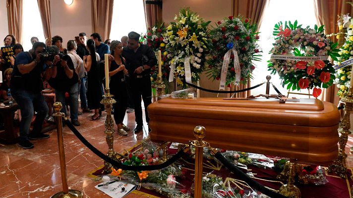 Telediario 1 - Admiradores, artistas y políticos despiden a Camilo Sesto