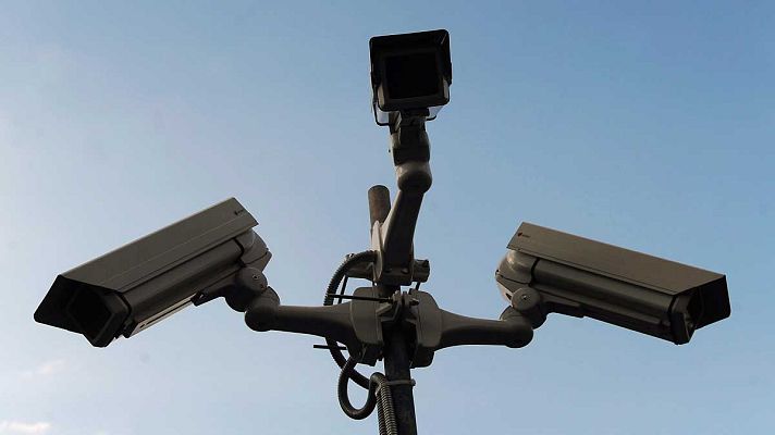 Telediario 1 - La comunidad educativa rechaza colocar cámaras en los colegios