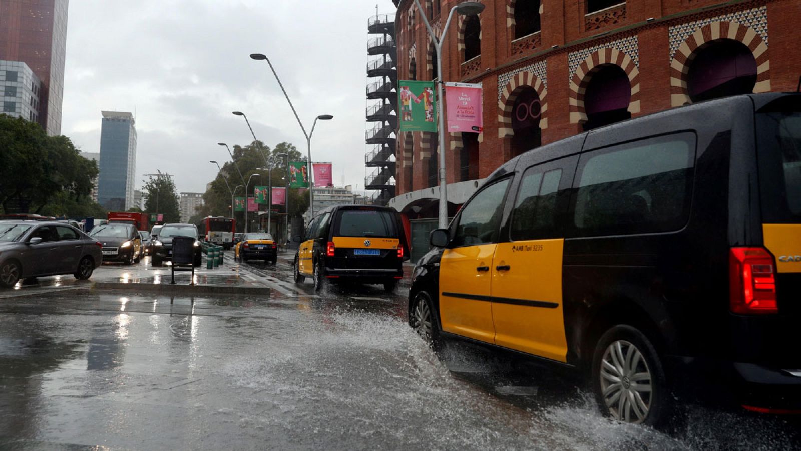 Después de tormentas durante toda la noche en Cataluña, que han dejado en algunos puntos hasta 30 litros por metro cuadrado, esta mañana despertaban con algo más de calma, aunque no ha durado mucho. Esta gota fria, que entró el lunes por el cantábric