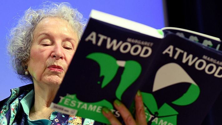 Telediario 1 - Margaret Atwood publica 'Los Testamentos', secuela de 'El cuento de la criada'