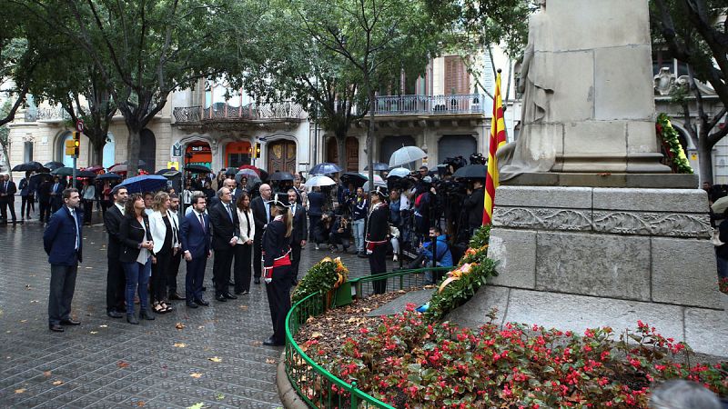 Vox hace una ofrenda floral a la tumba de Rafael Casanova