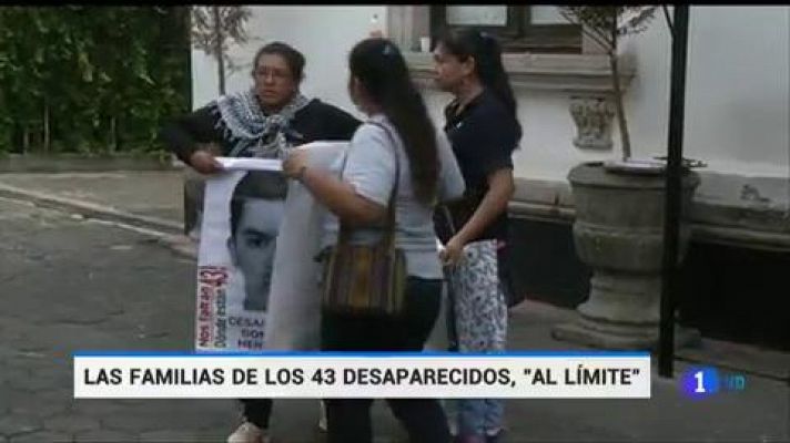 Telediario 1 - Las familias de los 43 desaparecidos, "al límite"