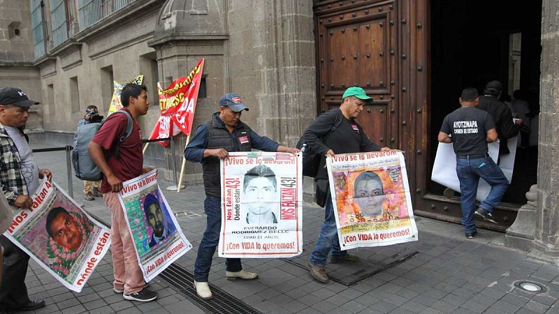 Las familias de los 43 estudiantes desaparecidos en México hace cinco años piden que se acelere la investigación