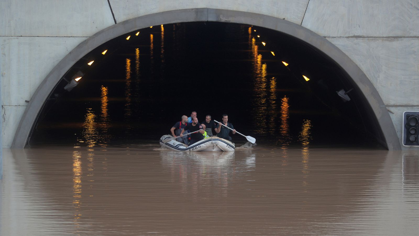 Informativo 24h: Varias atrapados por el agua en el túnel de la AP7 a su paso por Pilar de la Horadada  | RTVE Play
