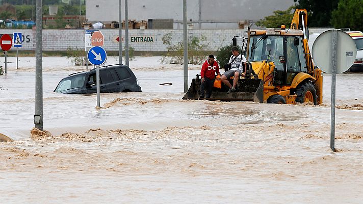 Telediario 1 - Cinco muertos, miles de desalojados y cuantíosas pérdidas