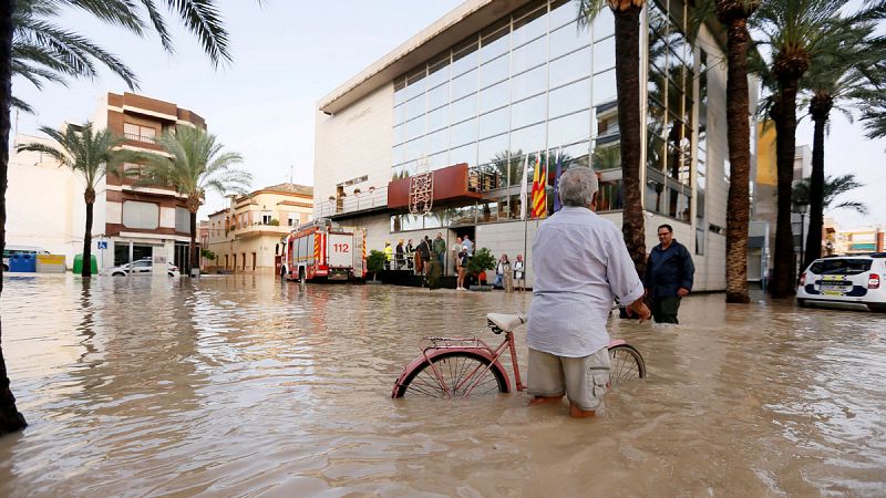 Cinco personas han muerto a causa del devastador temporal que asuela al sureste de la península. Hay pueblos como Orihuela, en Alicante, o Los Alcázares en Murcia totalmente arrasados. Solo en la región de Murcia miles de personas han tenido que ser 