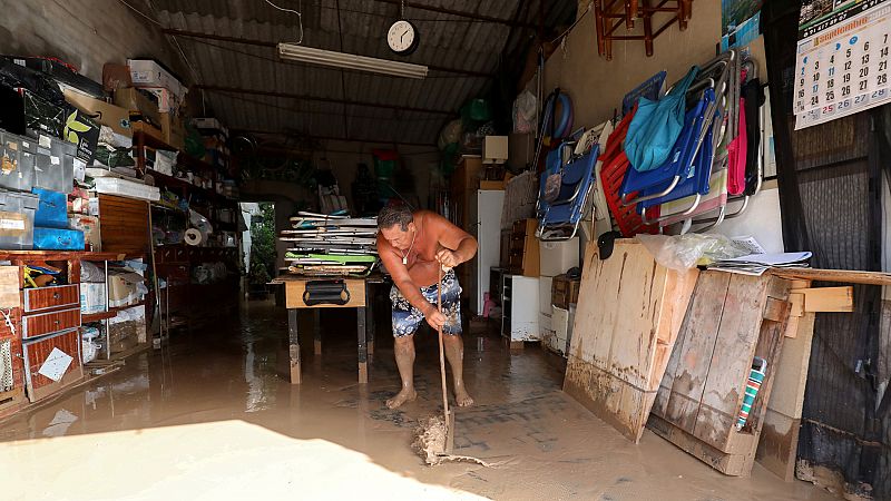 Los vecinos de Los Alcázares llevan 48 horas retirando lodo y todavía existe el riesgo de una nueva riada