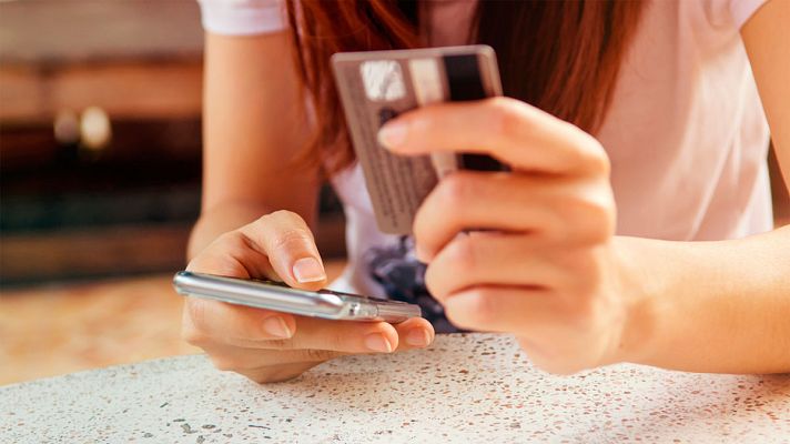Telediario 1 - Entra en vigor una nueva normativa que hará más seguras las compras por internet