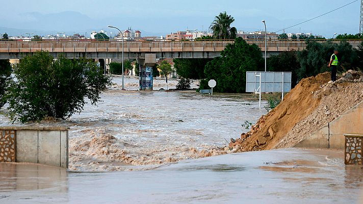 Telediario 1 - Los equipos de emergencia trabajan para rescatar a los incomunicados por una gota fría que se ha cobrado seis vidas