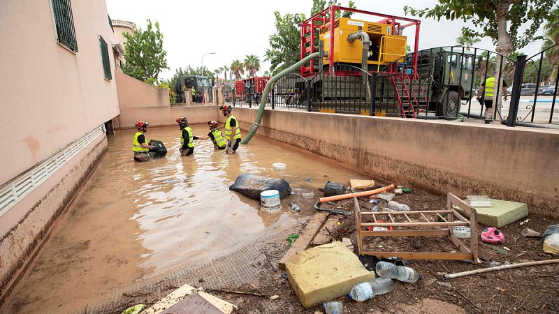 Este domingo van a continuar los trabajos de rescate y de limpieza de las zonas anegadas en las Comunidades de Valencia y Murcia. La previsión es que remiten las lluvias en el Mediterráneo, pero aún se esperan fuertes precipitaciones en el sur de Val