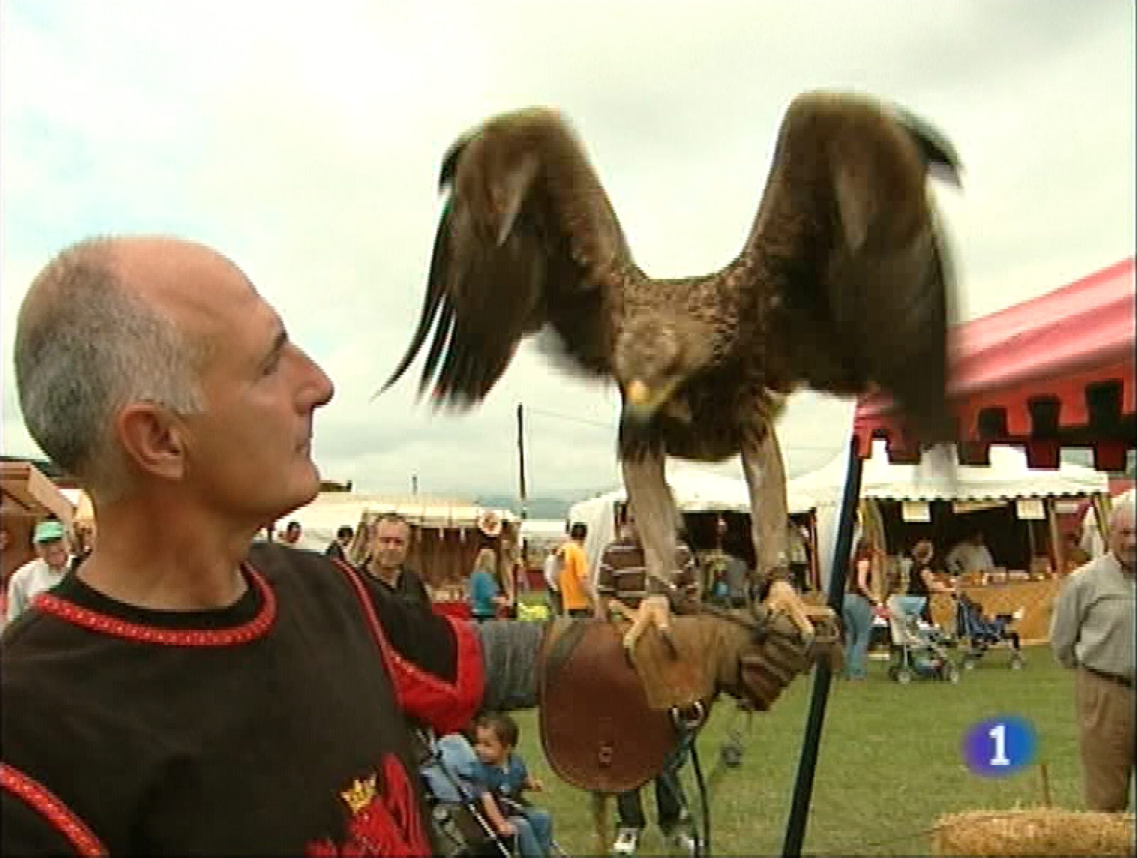               El municipio de Llanera ha rememorado estos últimos días su pasado medieval con la celebración de la fiesta de "Los Exconxuraos", recreación de los hechos que supusieron la excomunión de los vecinos del concejo a principios del siglo XV por negarse a pagar los tributos a la Iglesia.El presidente del PP de Asturias, Ovidio Sánchez, se une a las críticas al AVE en Asturias formuladas por Francisco Álvarez Cascos, críticas que sirven de base a especulaciones sobre un hipotético retorno del ex vicepresidente a la política activa asturiana. Areces dice en Radio Nacional que su primer problema para ello sería el rechazo de sus propios compañeros de partido.