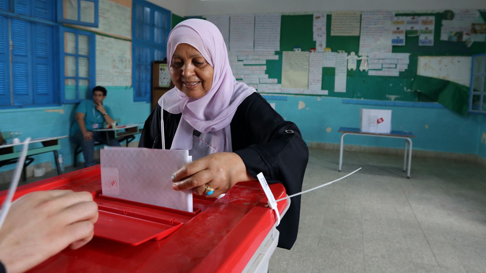 Telediario 1: Túnez acude a las urnas en las segundas elecciones presidenciales libres de su historia | RTVE Play