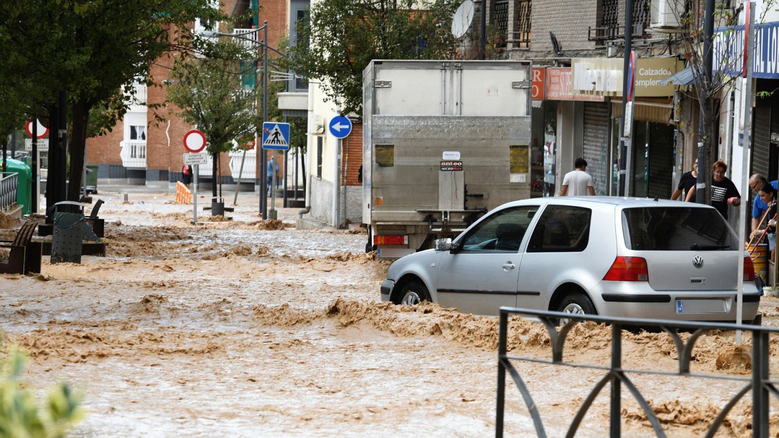 Telediario 1: Una tromba de agua provoca inundaciones en zonas de la Comunidad de Madrid | RTVE Play