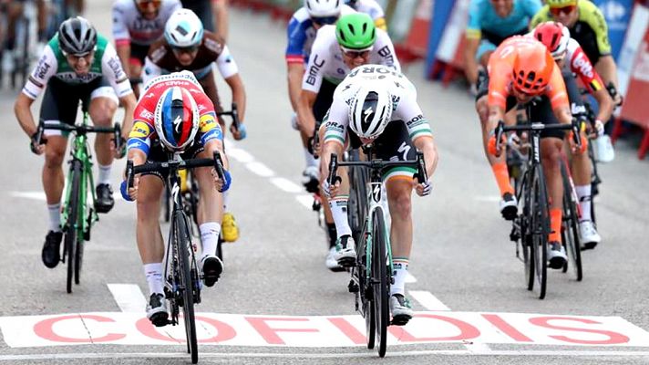 Vuelta ciclista a España - Vuelta a España 2019 | Jakobsen se impone en el 'sprint' de las calles de Madrid