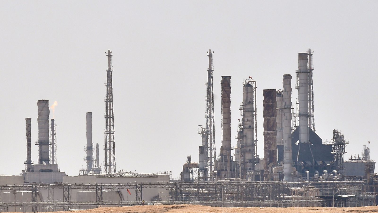 Telediario 1: Arabia Saudí admite que su producción de crudo se ha reducido a la mitad tras el ataque a sus refinerías | RTVE Play