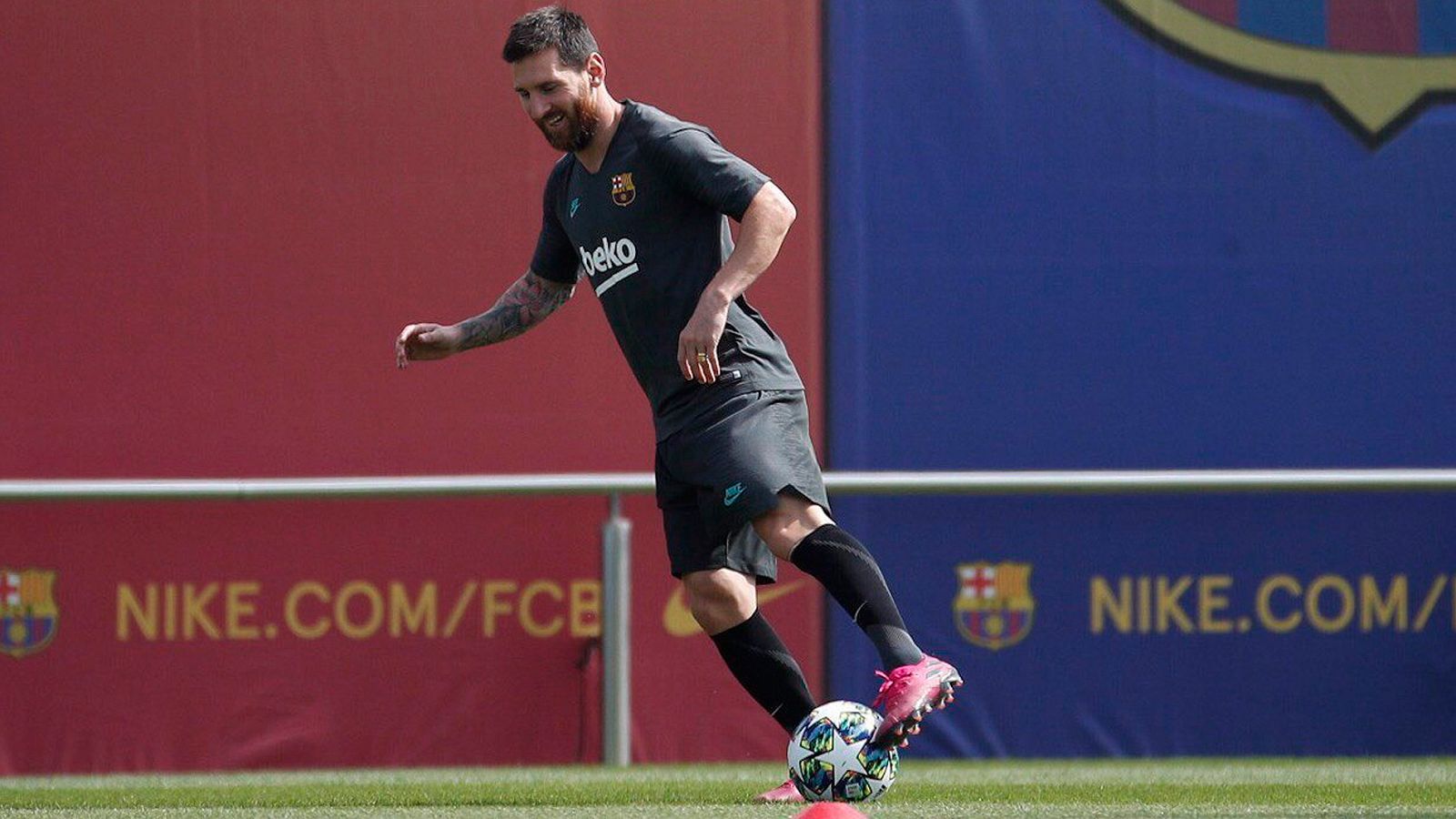 El regreso de Leo Messi está más cerca. El jugador argentino ha recibido el alta médica y ha viajado a Dortmund con sus compañeros para el debut del Barcelona en la Champions.