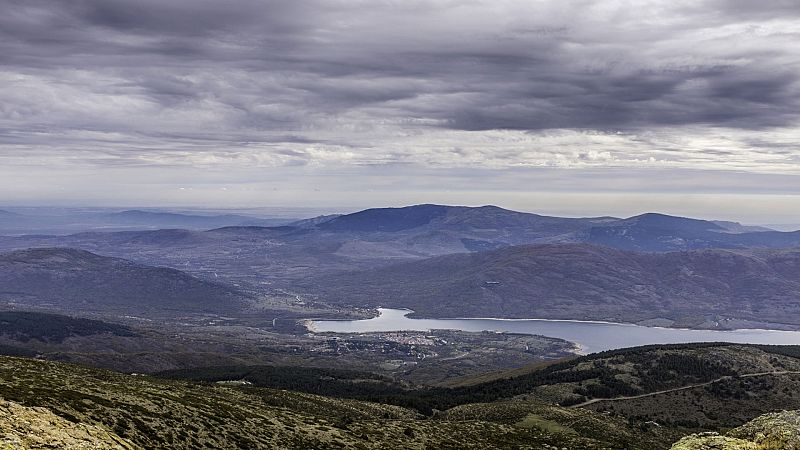 Tormentas localmente fuertes en los sistemas montañosos del centro y mitad norte peninsular - Ver ahora