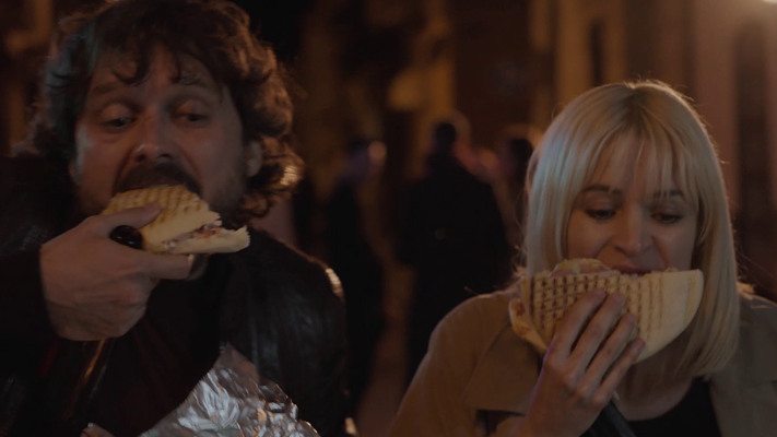 Malaka - Darío y Blanca comen un "Campero"