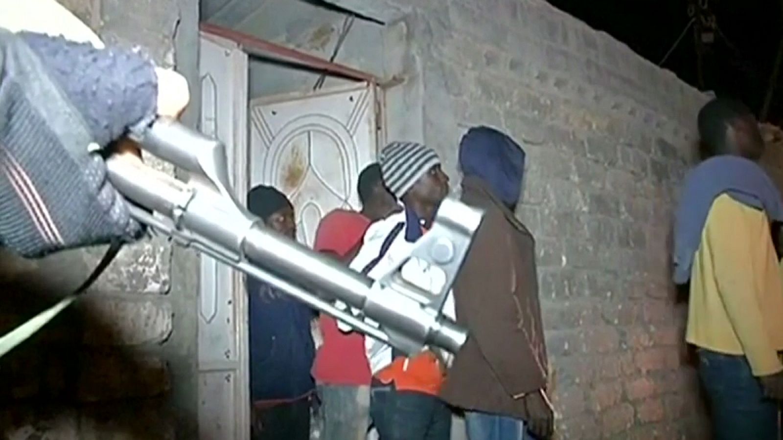 La policía italiana detiene a tres hombres acusados de torturar a migrantes libios y pedirles dinero a sus familias | Ver