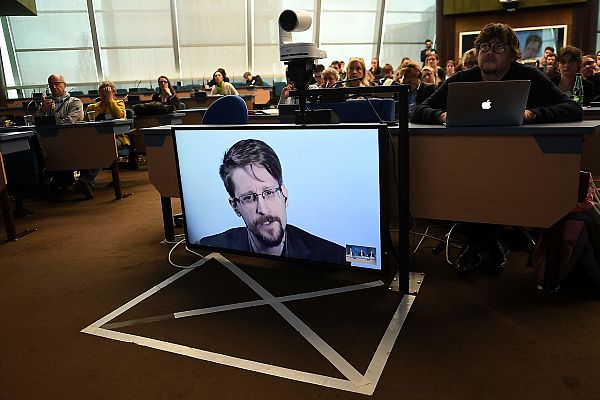 Telediario 1 - Snowden reclama la protección de datos personales en internet