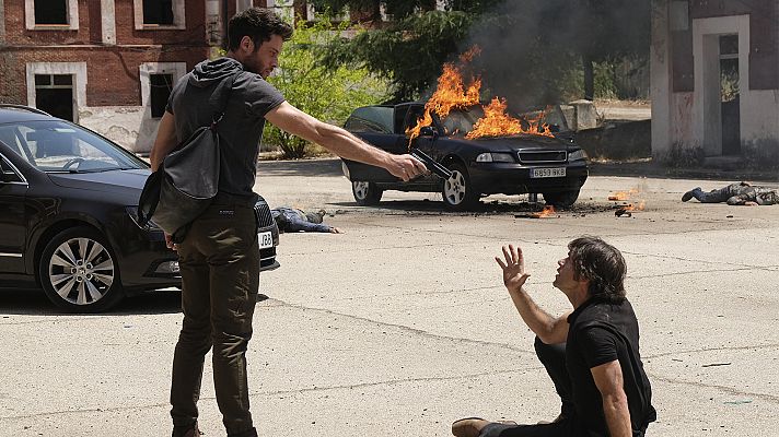 Servir y proteger - Álvaro dispara a Santos Mercader y muere